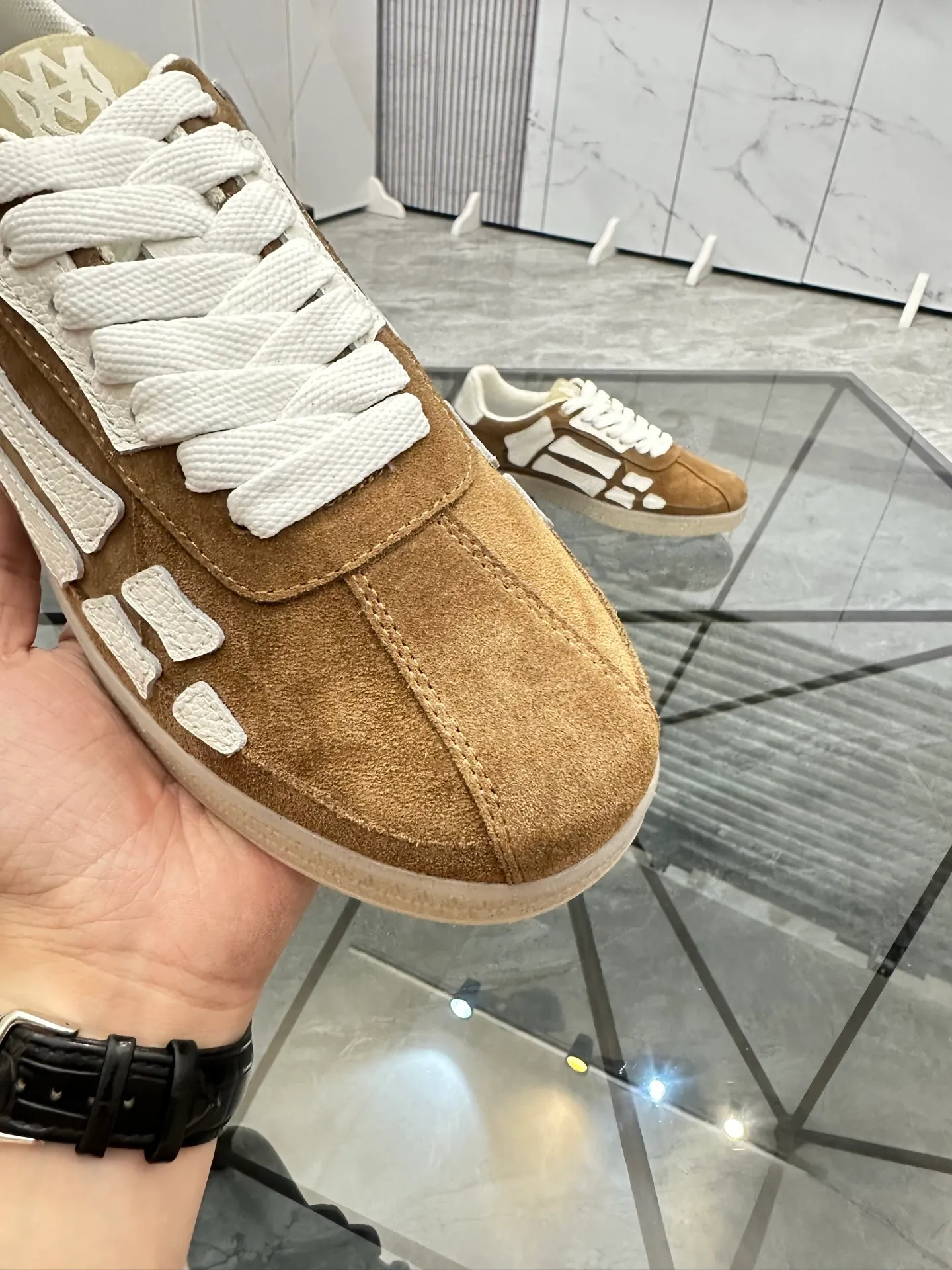 Men's shoes: 💰P420¥ Product trademark: AMIRI* "Amir*" low-top casual shoes Regular size: 38-45 (can be customized to 46) Product material: imported nubuck leather upper, breathable lining, original outsole. Number: 001
